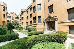 2415 N Sawyer Ave, Unit 2E in Chicago, IL - Building Photo