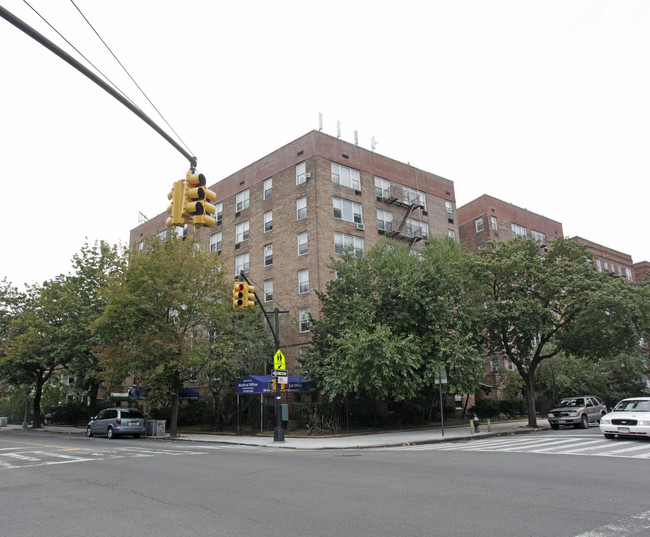 399-421 E 17th St in Brooklyn, NY - Foto de edificio - Building Photo