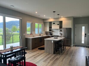 975 Mt Burnham Rd in Vernon, BC - Building Photo - Building Photo