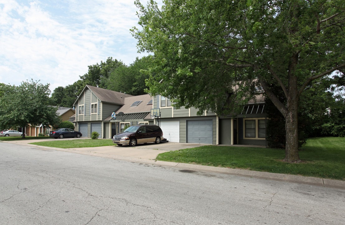 Locust Wood Townhomes in Kansas City, MO - Building Photo