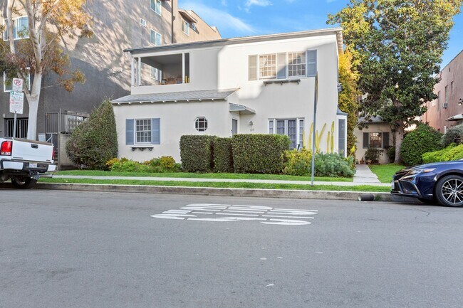 120 S Sweetzer Ave in Los Angeles, CA - Building Photo - Building Photo