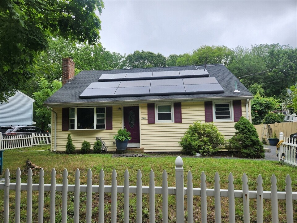279 Howard St in Brockton, MA - Building Photo