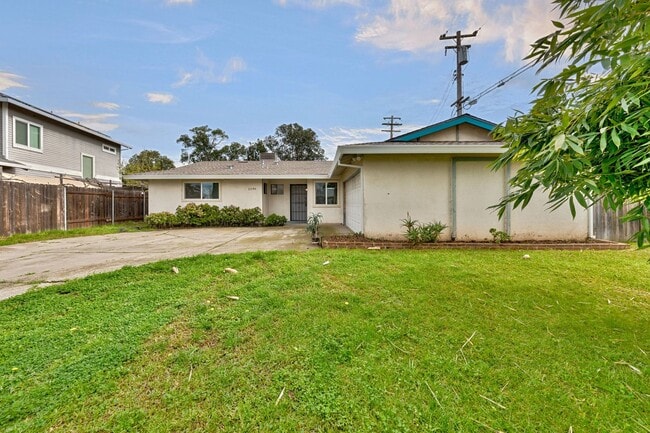 2590 Cheryl Way in Sacramento, CA - Building Photo - Building Photo