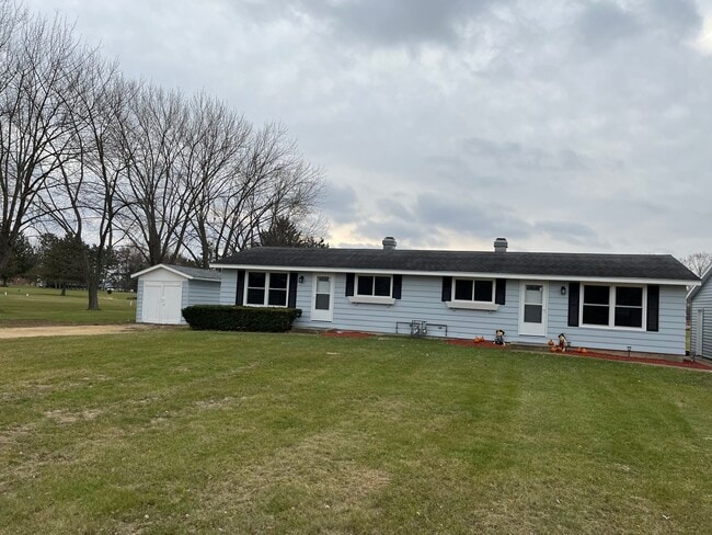 W557 Mary Ln in Brodhead, WI - Foto de edificio - Building Photo