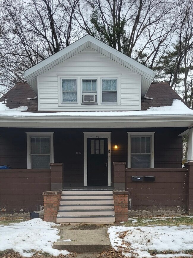 1012 W Armstrong Ave, Unit 1012-1 in Peoria, IL - Foto de edificio - Building Photo