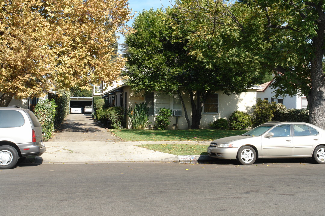 14121-14123 1/2 Sylvan St in Van Nuys, CA - Building Photo