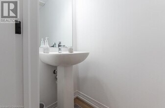 461 Blackburn Dr in Brantford, ON - Building Photo - Building Photo