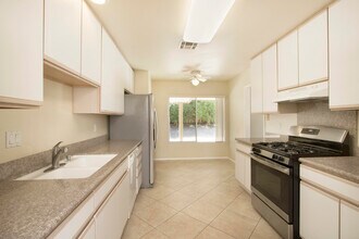 943 N Calle Loro in Palm Springs, CA - Building Photo - Building Photo