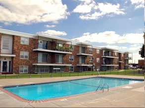 Point of America Apartments in Brooklyn Park, MN - Foto de edificio - Building Photo