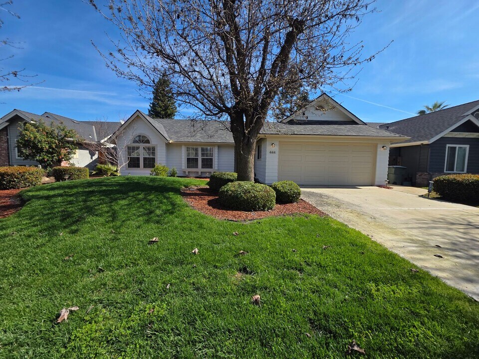 444 N Tommy St in Visalia, CA - Building Photo