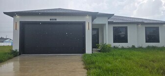 306 NE 10th Terrace in Cape Coral, FL - Building Photo