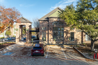 Oaks on the Bend Condominium in Dallas, TX - Building Photo - Building Photo