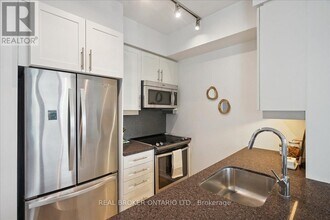 525 Adelaide St W in Toronto, ON - Building Photo - Building Photo