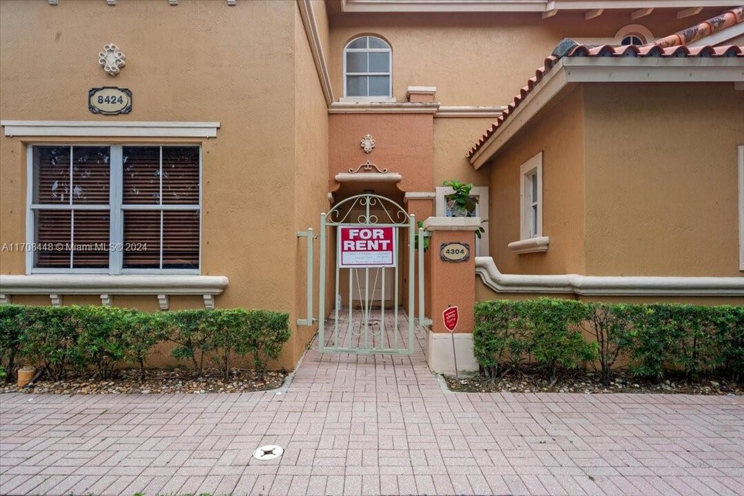 8424 NW 141st Ln in Hialeah, FL - Building Photo