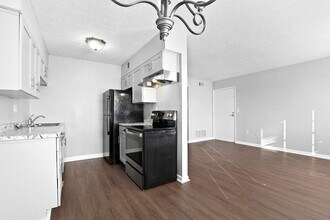 3325 Breckenridge Ln in Louisville, KY - Building Photo - Building Photo