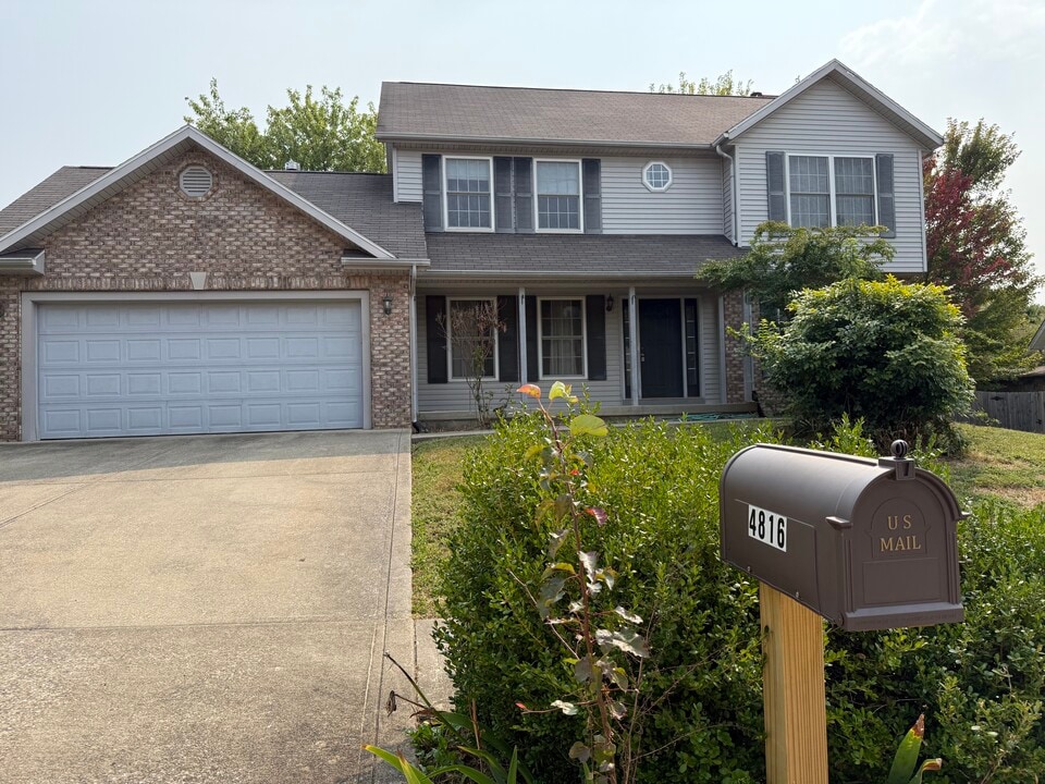 4816 N Ashcroft Ln in Bloomington, IN - Foto de edificio