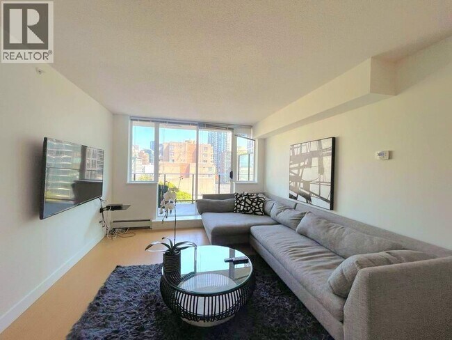 1325 Rolston St in Vancouver, BC - Building Photo - Building Photo