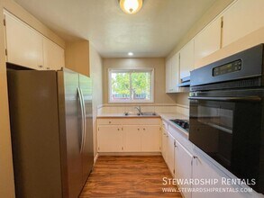 2110 W 18th Ave in Eugene, OR - Foto de edificio - Building Photo
