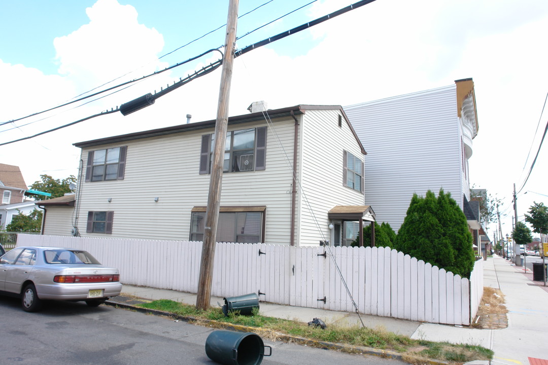 590-592 Roosevelt Ave in Carteret, NJ - Building Photo