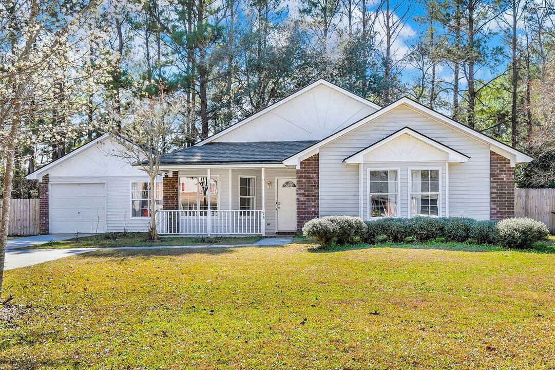 93 Cut Off Dr in Richmond Hill, GA - Foto de edificio