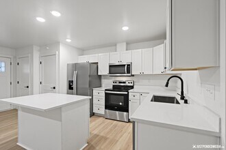 12378 Lake St in Anchorage, AK - Building Photo - Building Photo