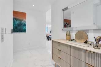 16901 Collins Ave in Sunny Isles Beach, FL - Building Photo - Building Photo