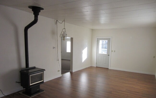 912 N 1st St in Union, OR - Building Photo - Building Photo