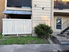 8100 Creekbend Dr in Houston, TX - Building Photo - Building Photo