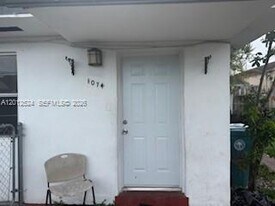 1074 NW 27th St in Miami, FL - Building Photo