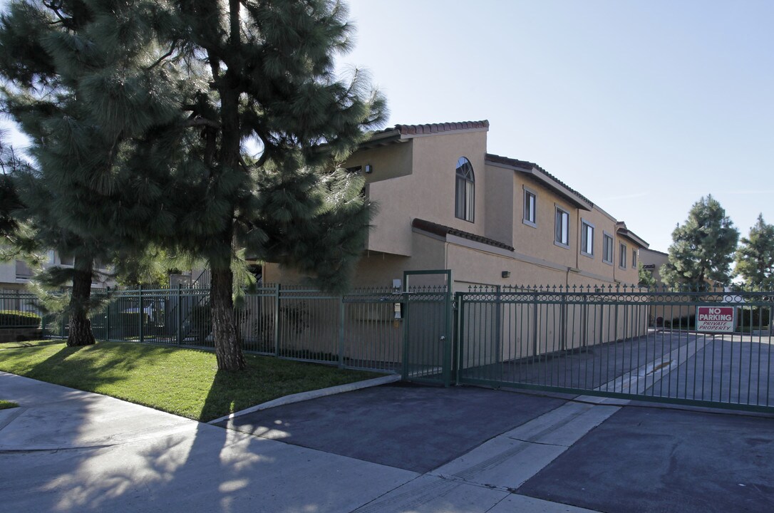 8220 California St in Buena Park, CA - Foto de edificio
