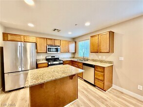 8948 Amy Olivia Ave in Las Vegas, NV - Building Photo - Building Photo