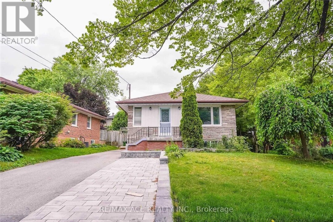 132 Janray Dr in Toronto, ON - Building Photo