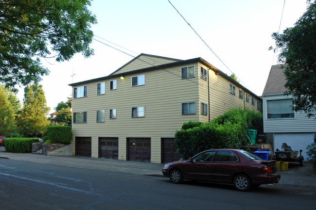 Pinecrest Terrace in Portland, OR - Foto de edificio - Building Photo