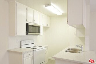 536 S Manhattan Pl in Los Angeles, CA - Foto de edificio - Building Photo