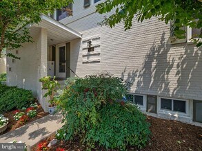 5343 Pooks Hill Rd in Bethesda, MD - Building Photo - Building Photo