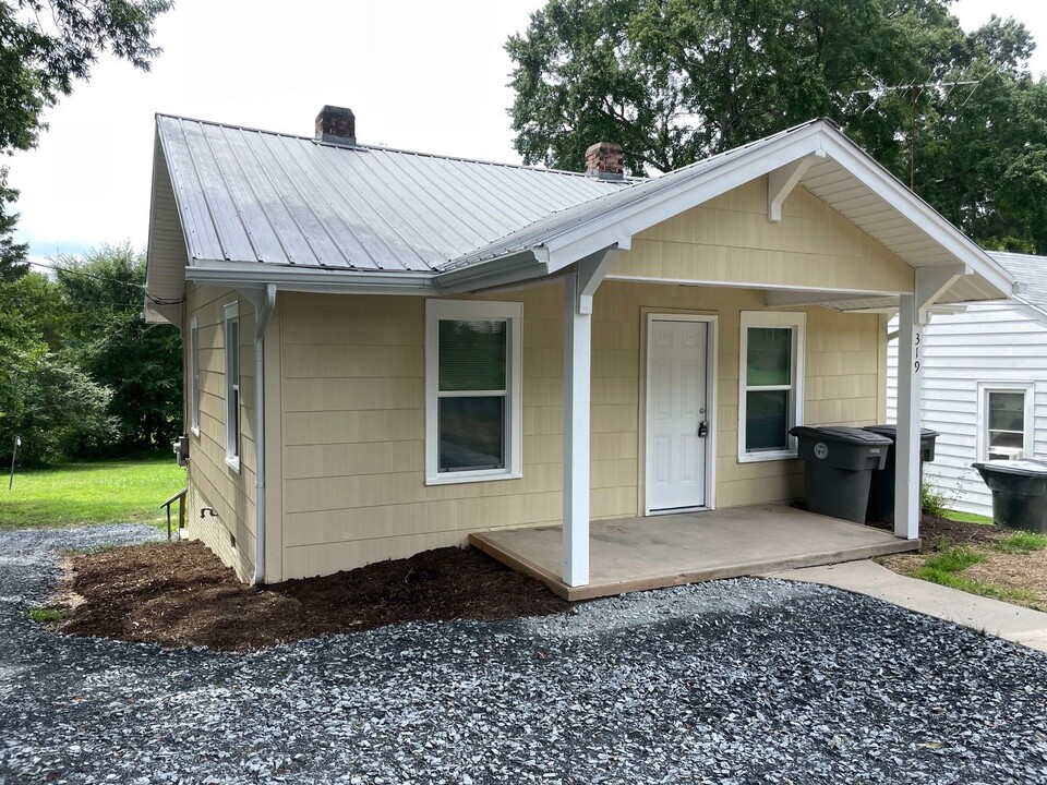 319 Peachtree St in Asheboro, NC - Foto de edificio