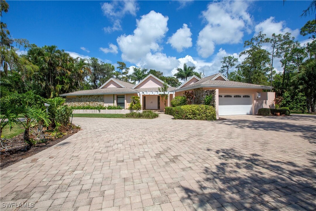 890 Swallow Point in Naples, FL - Foto de edificio