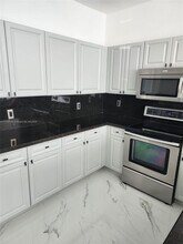 8465 NW 108th Path in Doral, FL - Foto de edificio - Building Photo