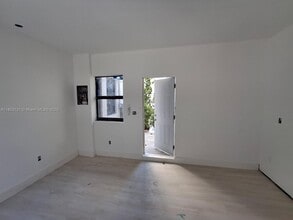539 SW 7th Ct in Miami, FL - Building Photo - Building Photo