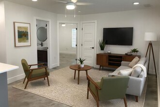 423 W Woodlawn Ave in San Antonio, TX - Foto de edificio - Building Photo