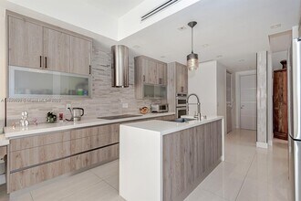 20846 NE 32nd Ave in Aventura, FL - Building Photo - Building Photo