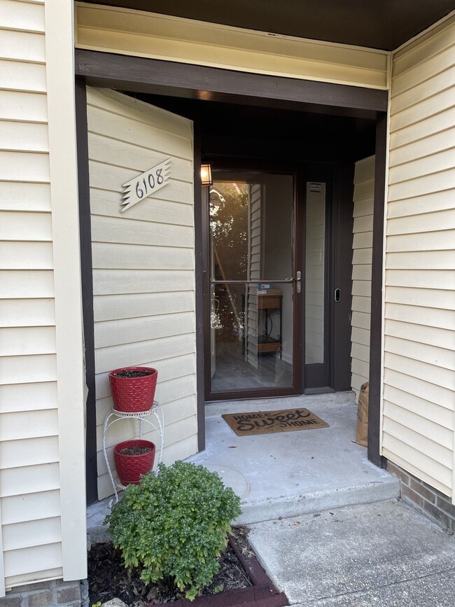 6108 Castletown Way in Alexandria, VA - Building Photo - Building Photo