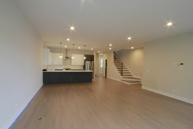 4207 W Roscoe St in Chicago, IL - Building Photo - Building Photo