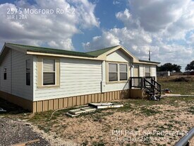 2575 Mogford Rd in San Antonio, TX - Building Photo