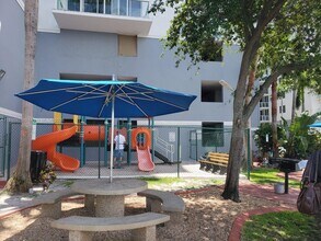 5085 NW 7th St in Miami, FL - Foto de edificio - Building Photo