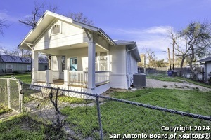 1108 N Flores St in San Antonio, TX - Building Photo - Building Photo