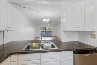 3250 NW 85th Ave in Coral Springs, FL - Foto de edificio - Building Photo