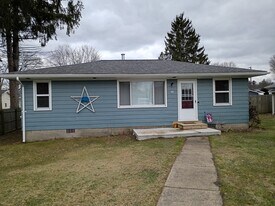 207 Walnut St in Edinboro, PA - Building Photo