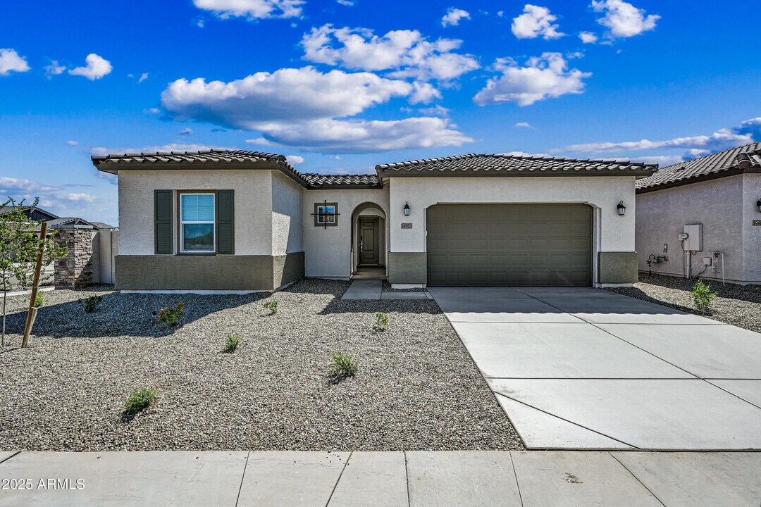 14913 W Cottontail Ln in Surprise, AZ - Building Photo