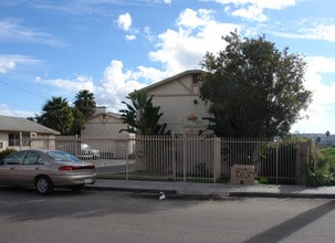 Sunset Breeze Apartments in San Diego, CA - Building Photo - Building Photo